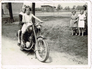 Kolezanki na motorze przed szkola w Dziadowicach 1959