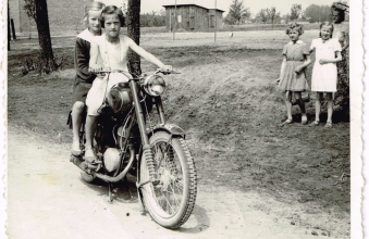 Kolezanki na motorze przed szkola w Dziadowicach 1959